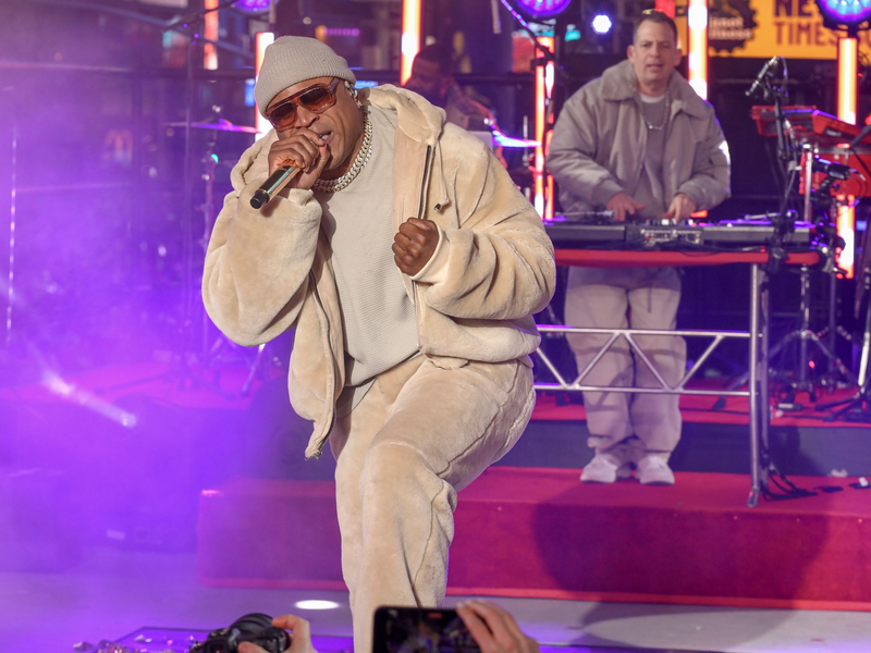 An Silvester trat LL Cool J bereits auf dem Times Square in New York auf, jetzt kündigt der Rapper ein neues Album an. (Archivbild) - Foto: Andy Kropa/Invision/AP/dpa