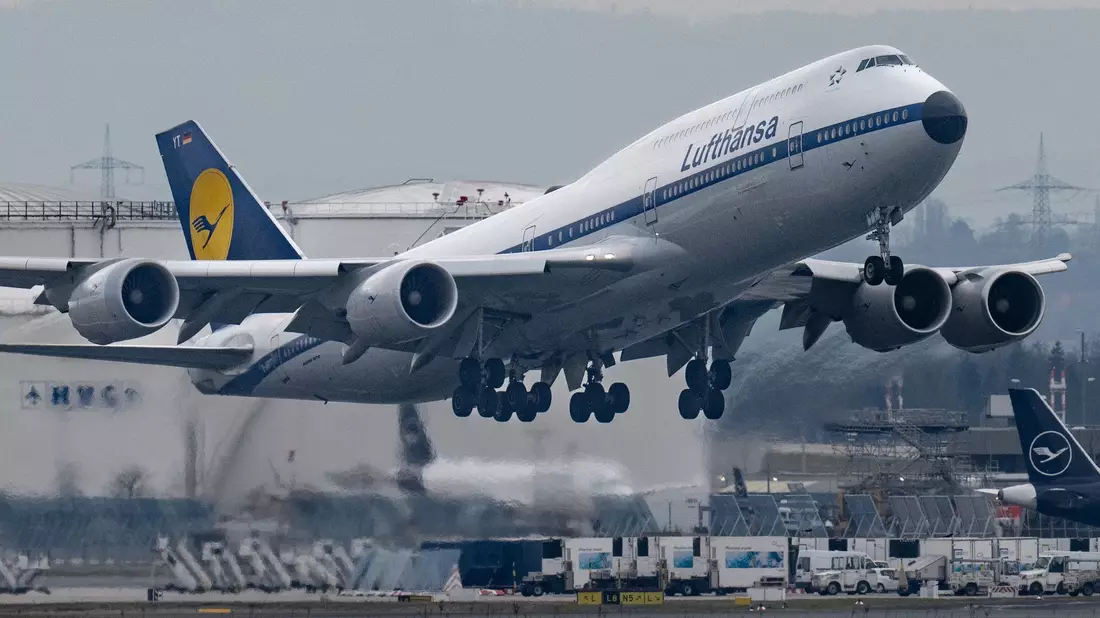 Lufthansa kappt die Gewinnerwartungen. (Archivbild) - Bild: Boris Roessler/dpa