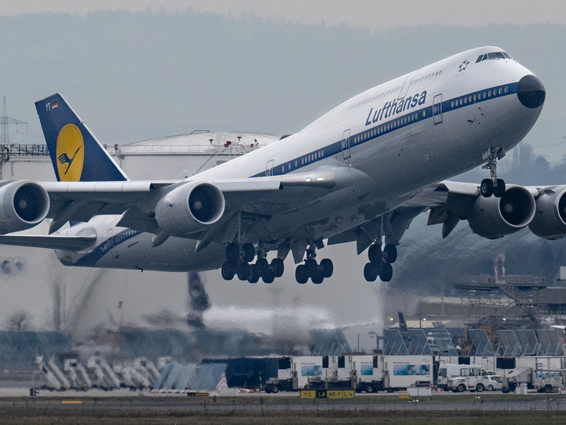 Lufthansa kappt die Gewinnerwartungen. (Archivbild) - Foto: Boris Roessler/dpa