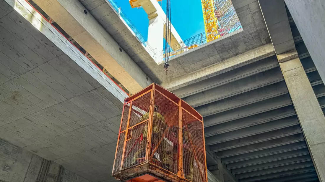 FW Dresden: Schwerer Arbeitsunfall auf einer Baustelle - Bild: presseportal.de