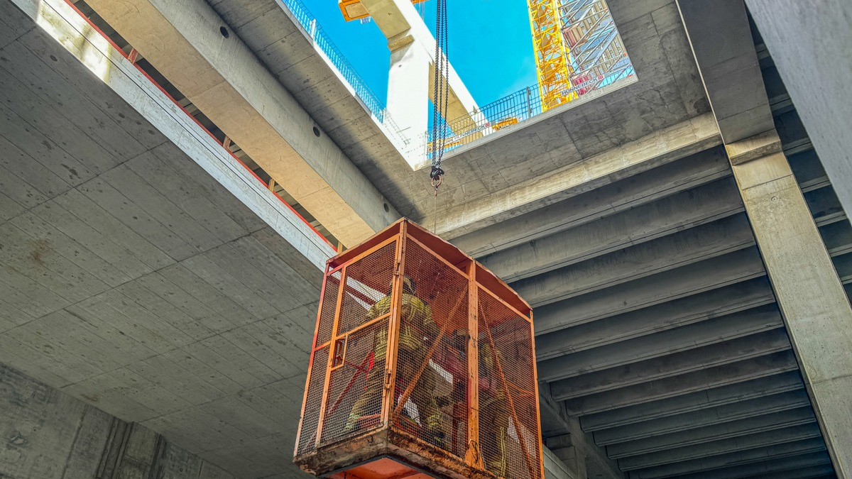 FW Dresden: Schwerer Arbeitsunfall auf einer Baustelle - Foto: presseportal.de
