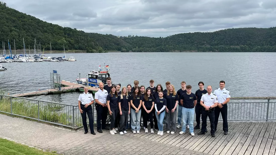 POL-OH: Mit Blaulicht in die Zukunft: 18 Schülerinnen und Schüler absolvierten Schulpraktikum im Polizeipräsidium Osthessen - Bild: presseportal.de