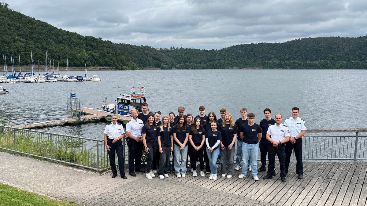 POL-OH: Mit Blaulicht in die Zukunft: 18 Schülerinnen und Schüler absolvierten Schulpraktikum im Polizeipräsidium Osthessen - Foto: presseportal.de