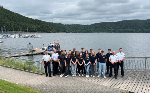 POL-OH: Mit Blaulicht in die Zukunft: 18 Schülerinnen und Schüler absolvierten Schulpraktikum im Polizeipräsidium Osthessen - Foto: presseportal.de