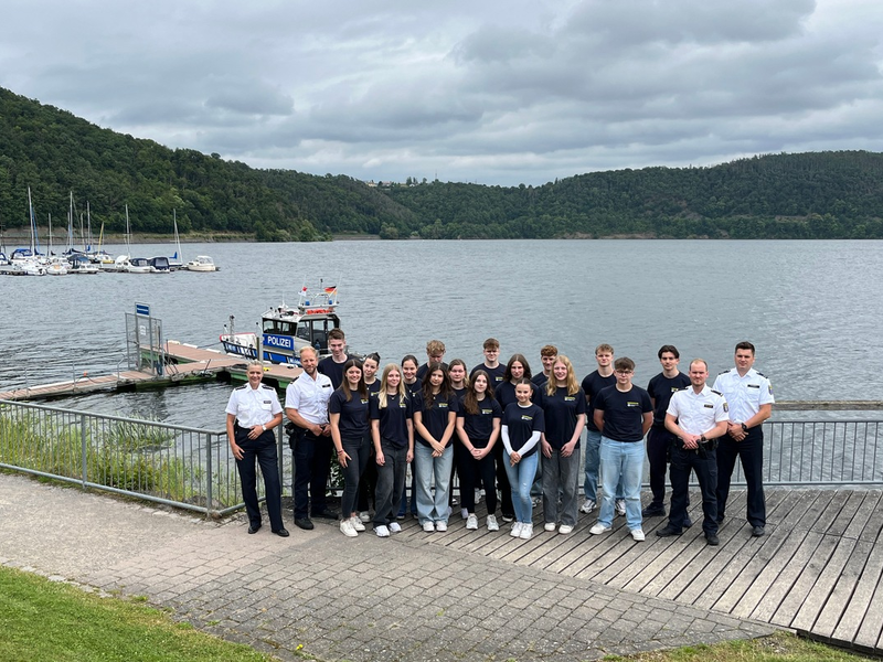 POL-OH: Mit Blaulicht in die Zukunft: 18 Schülerinnen und Schüler absolvierten Schulpraktikum im Polizeipräsidium Osthessen - Foto: presseportal.de