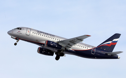 Die Flugzeuge Suchoi Superjet sind eine der wenigen Neuentwicklungen des russischen Flugzeubaus. (Archivbild) - Foto: Marina Lystseva/AP/dpa