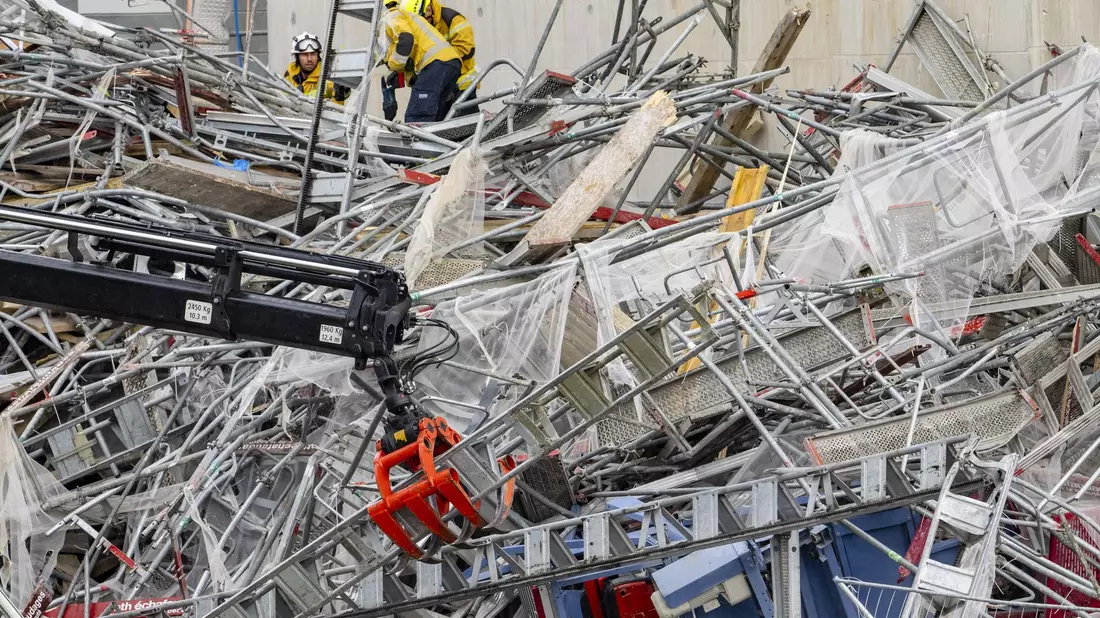 Auf einer Seite des 60-Meter-Turms brach das gesamte Gerüst zusammen. - Bild: Jean-Christophe Bott/KEYSTONE/dpa