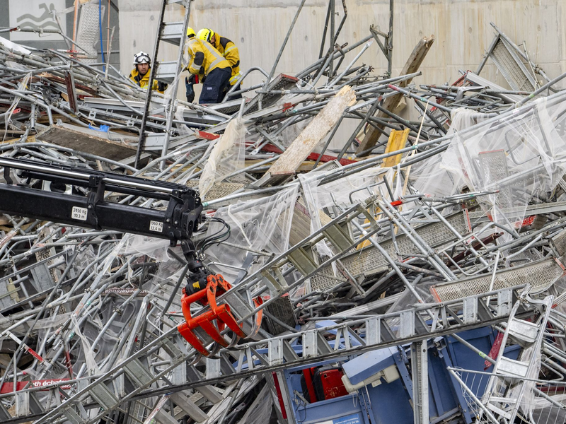 Auf einer Seite des 60-Meter-Turms brach das gesamte Gerüst zusammen. - Foto: Jean-Christophe Bott/KEYSTONE/dpa