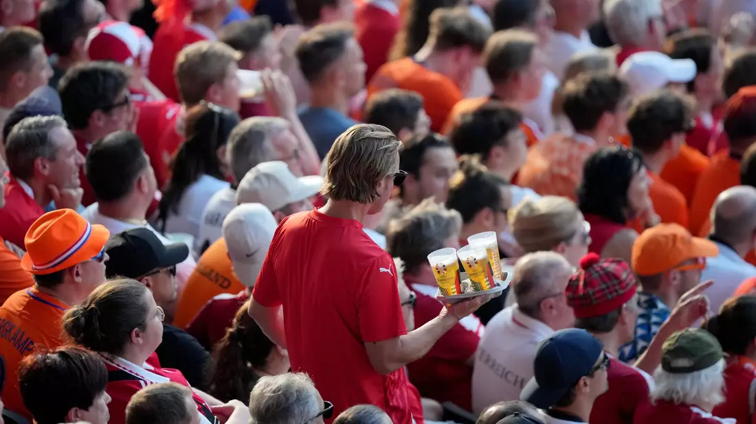 Die Fußball-EM hatte Veltins zufolge keinen positiven Effekt auf den Bierabsatz in Deutschland. (Symbolbild) - Bild: Soeren Stache/dpa