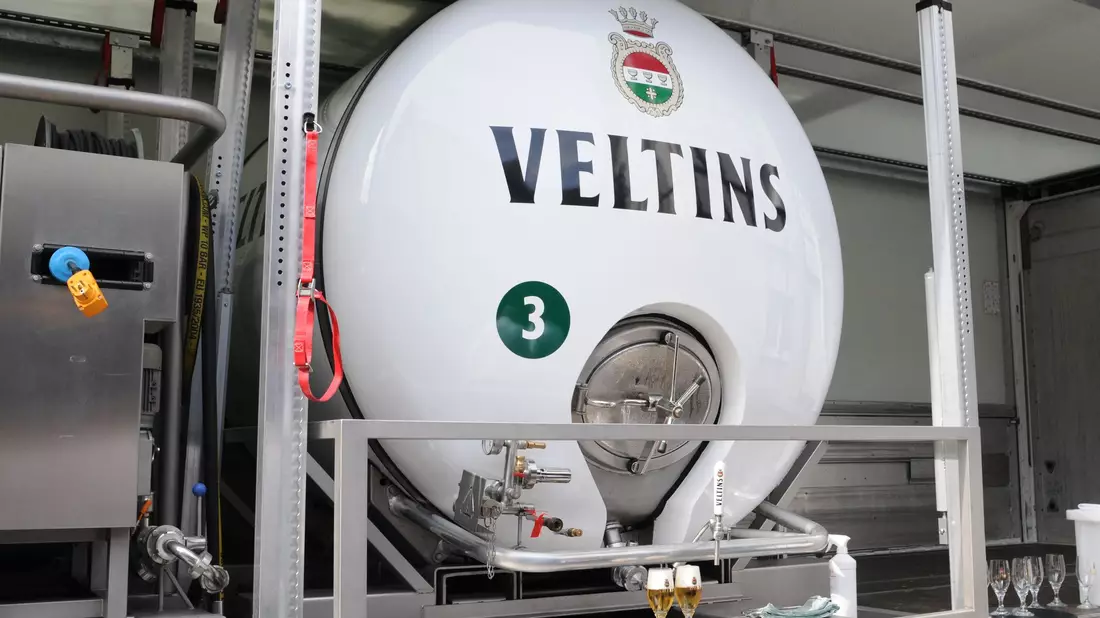 Zwei frisch gezapfte Biergläser stehen vor einem 3000-Liter-Tank der Brauerei Veltins. Der Tank ist in einen Lastwagen montiert und wird zur Belieferung der Gastronomie mit sogenanntem Tankbier genutzt. - Bild: Wolf von Dewitz/dpa