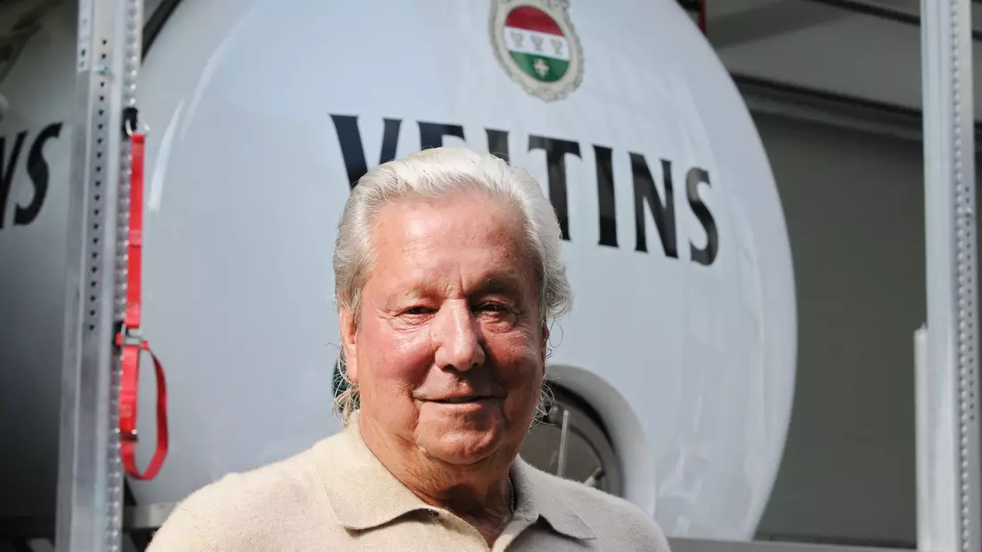Michael Huber, Generalbevollmächtigter der Brauerei Veltins, steht vor einem 3000-Liter-Tank seiner Brauerei. Nach Angaben von Huber ist der Fußball-EM-Effekt für Brauereien verpufft. - Bild: Wolf von Dewitz/dpa