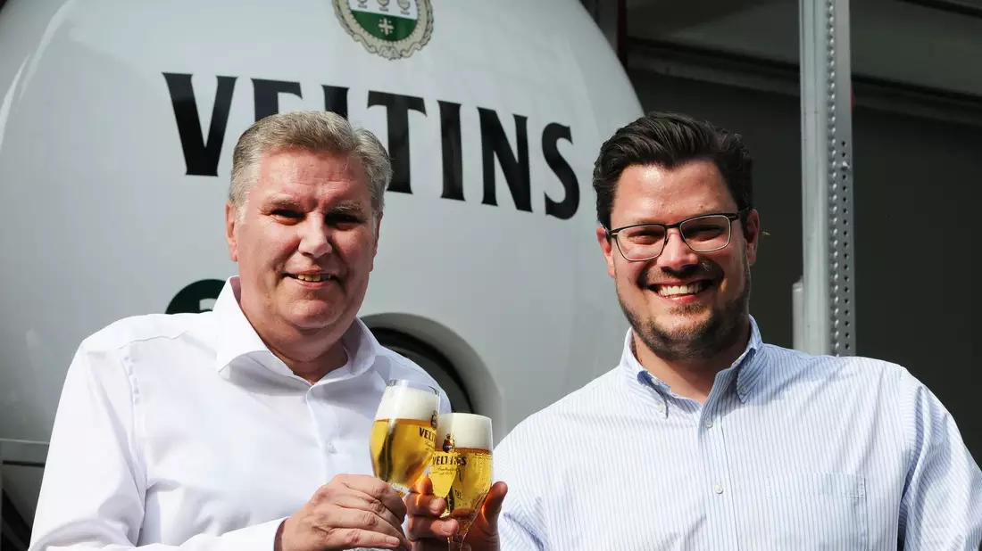 Volker Kohl (l), für den Vertrieb zuständiger Geschäftsführer der Brauerei Veltins, steht neben Fabian Veltins, Neffe der Inhaberin und Geschäftsführerin Veltins. Der 61-jährige Kuhl rückt im Januar 2025 zum Sprecher der Geschäftsführung auf. Der 34-jährige Veltins durchläuft derzeit verschiedene Stationen in der Firma, er soll perspektivisch zum möglichen Unternehmenschef aufgebaut werden. - Bild: Wolf von Dewitz/dpa