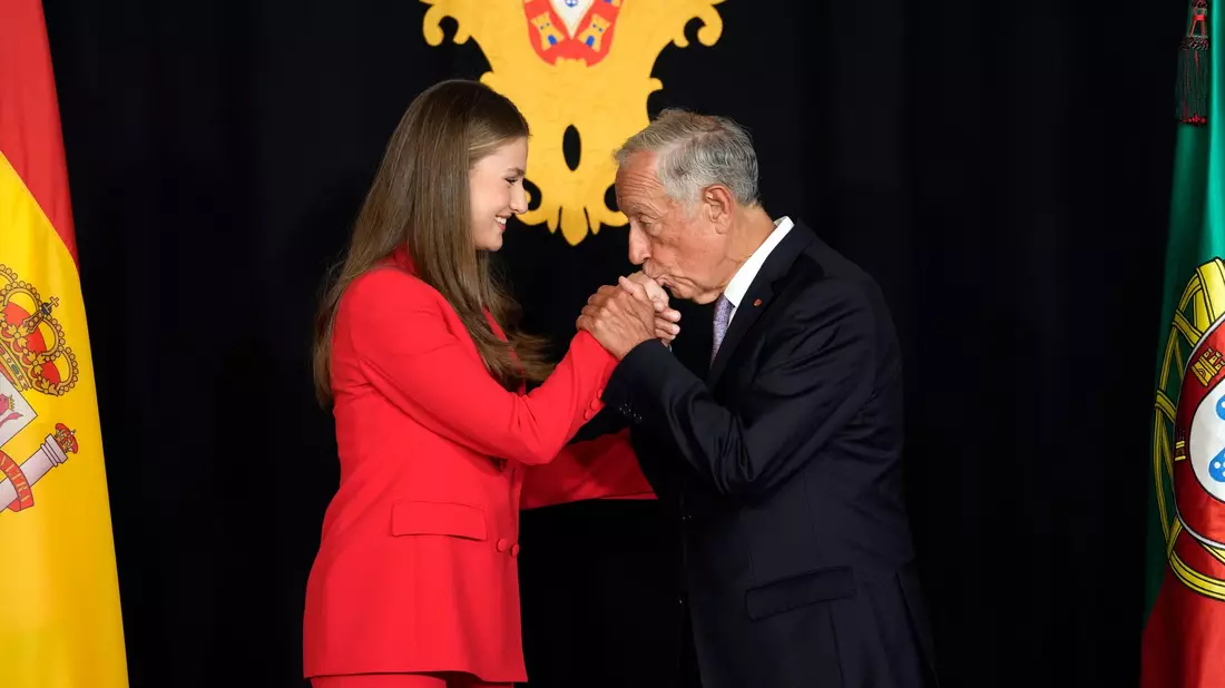 Zu Besuch bei Freunden: Die spanische Kronprinzessin Leonor traf den portugiesischen Präsident Marcelo Rebelo de Sousa. - Bild: Armando Franca/AP/dpa