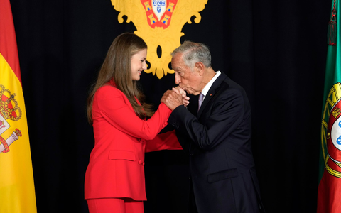 Zu Besuch bei Freunden: Die spanische Kronprinzessin Leonor traf den portugiesischen Präsident Marcelo Rebelo de Sousa. - Foto: Armando Franca/AP/dpa Zu Besuch bei Freunden: Die spanische Kronprinzessin Leonor traf den portugiesischen Präsident Marcelo Rebelo de Sousa. - Foto: Armando Franca/AP/dpa