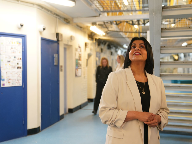 Die Regierung will etliche Häftlinge früher entlassen, weil die Gefängnisse zu voll sind. - Foto: Joe Giddens/PA Wire/dpa