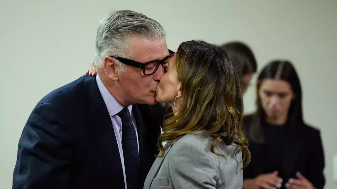 Hilaria Baldwin küsst ihren Ehemann. - Bild: Ramsay de Give/Pool AFP/AP/dpa