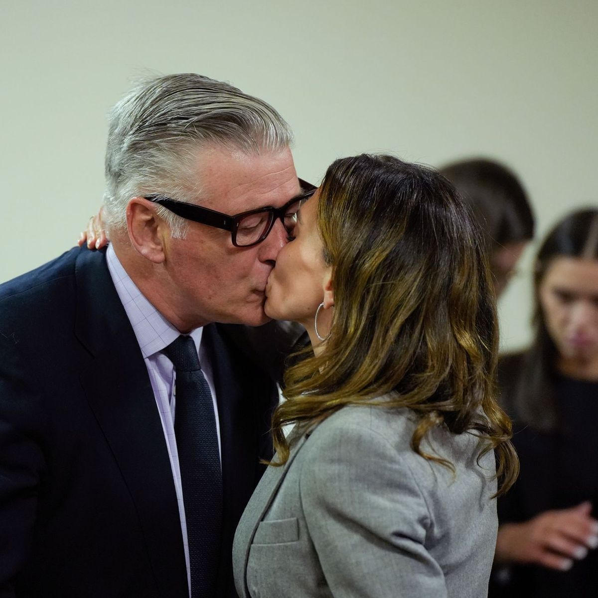 Hilaria Baldwin küsst ihren Ehemann. - Foto: Ramsay de Give/Pool AFP/AP/dpa