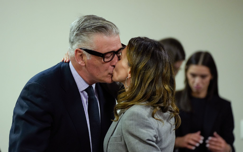 Hilaria Baldwin küsst ihren Ehemann. - Foto: Ramsay de Give/Pool AFP/AP/dpa