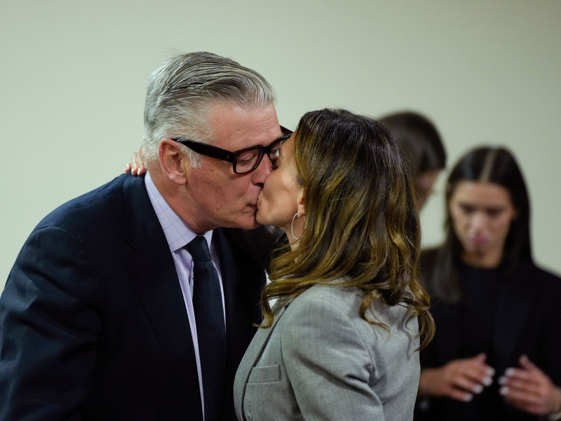 Hilaria Baldwin küsst ihren Ehemann. - Foto: Ramsay de Give/Pool AFP/AP/dpa