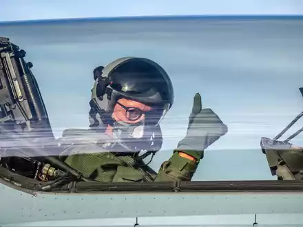 Hobbypilot Merz im Kampfjet Eurofighter - nun gibt es Kritik. (Archivbild) - Foto: Michael Kappeler/dpa