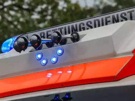 In Darmstadt ist ein einjähriger Junge aus dem Fenster gefallen und leicht verletzt worden. (Symbolfoto) - Foto: Oliver Berg/dpa