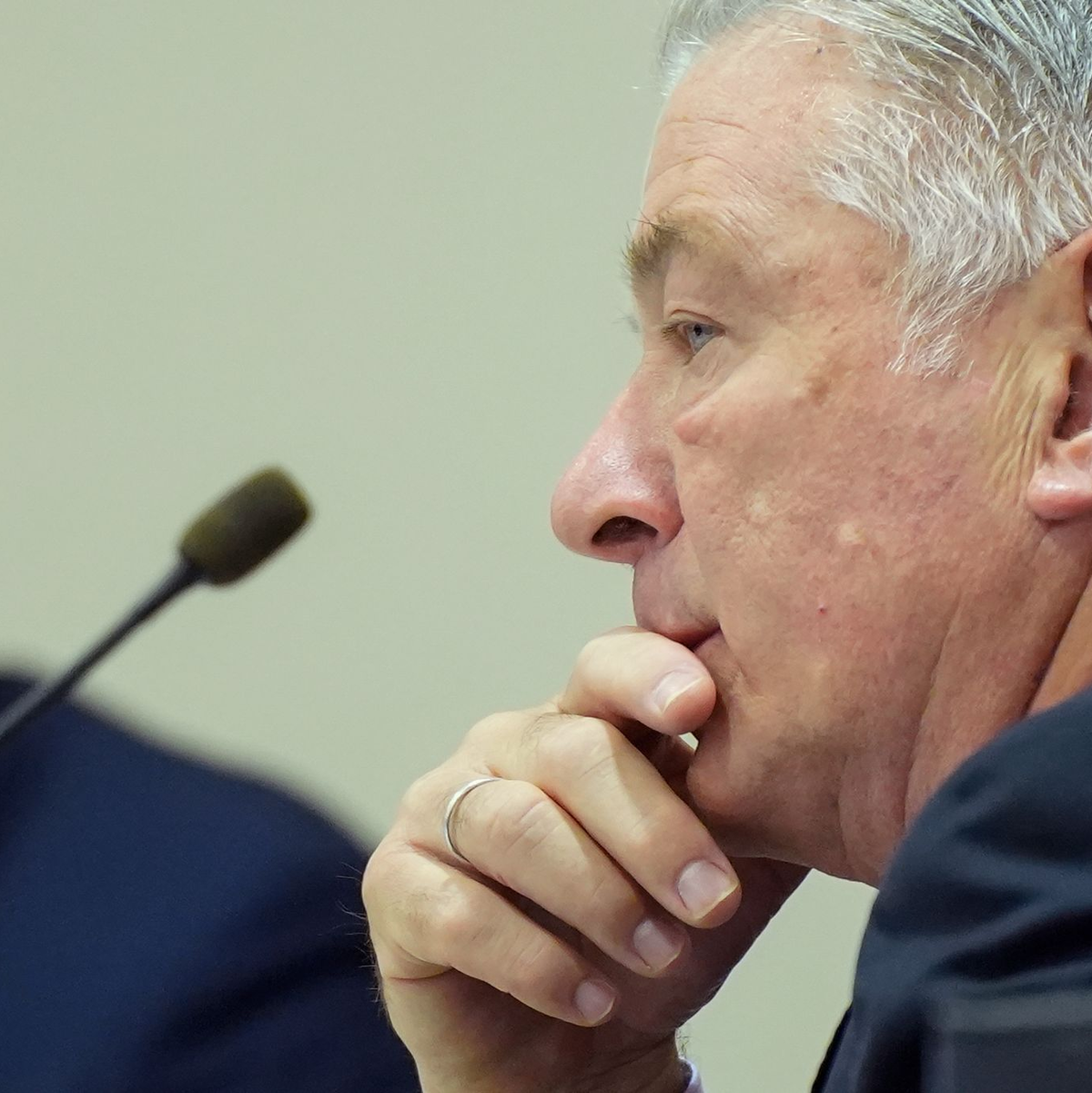 Baldwin beim Prozess.  - Foto: Ramsay de Give/AFP Pool via AP/dpa