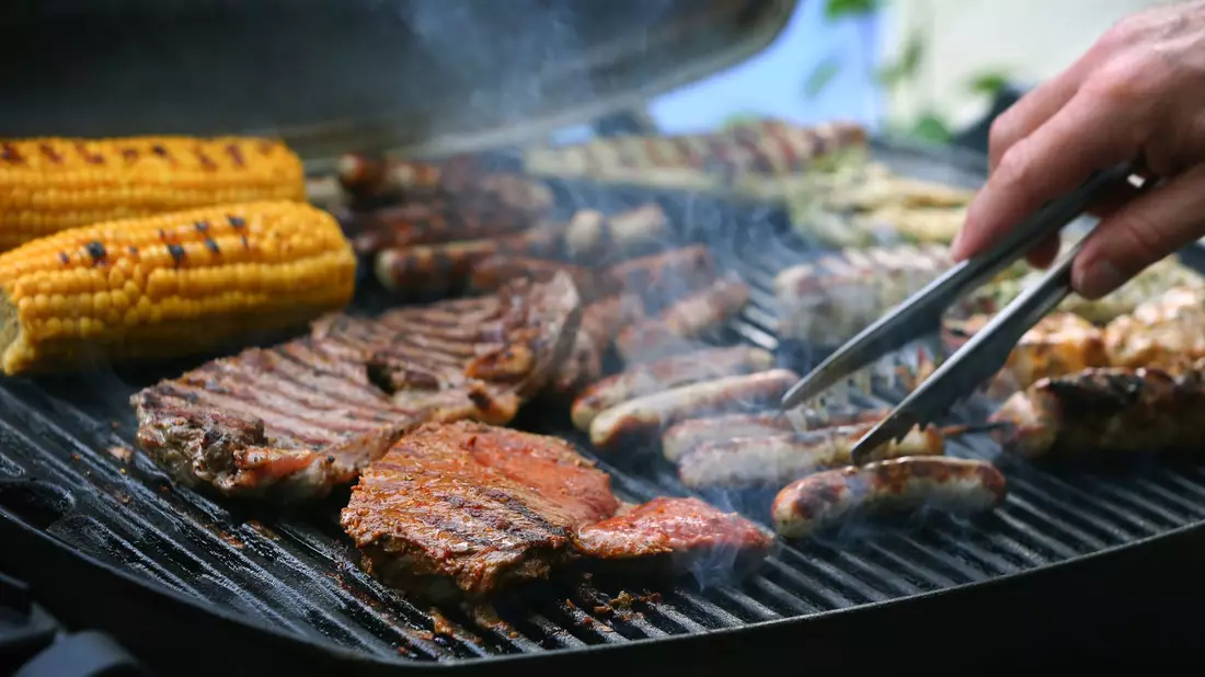 Biofleisch und pflanzliche Ersatzprodukte sind teurer als Fleisch aus konventioneller Tierhaltung (Symbolbild). - Bild: Karl-Josef Hildenbrand/dpa/dpa-tmn