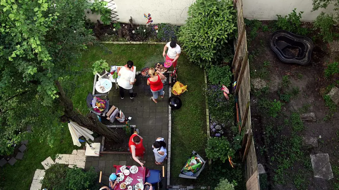 Nachbarn grillen im Hinterhof (Archiv) - Bild: über dts Nachrichtenagentur