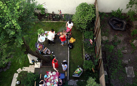 Nachbarn grillen im Hinterhof (Archiv) - Foto: über dts Nachrichtenagentur