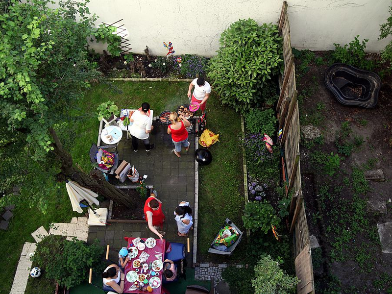 Nachbarn grillen im Hinterhof (Archiv) - Foto: über dts Nachrichtenagentur