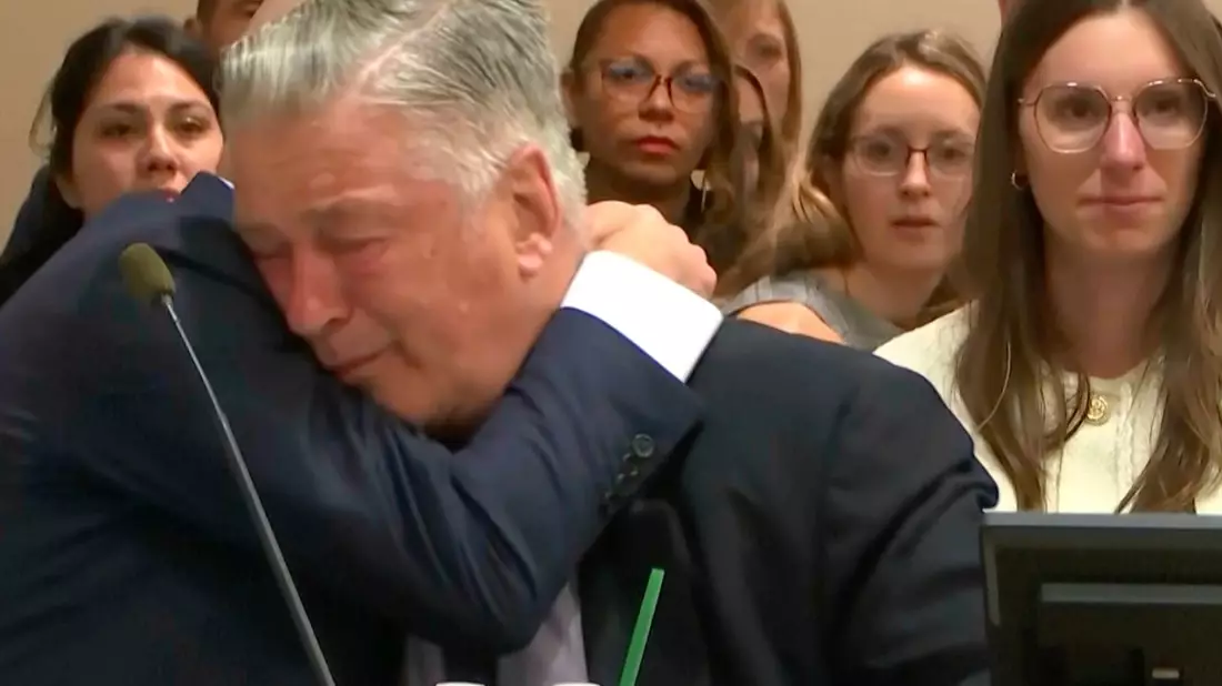 Alec Baldwin weint Tränen der Erleichterung. - Bild: -/Pool Video via AP/dpa