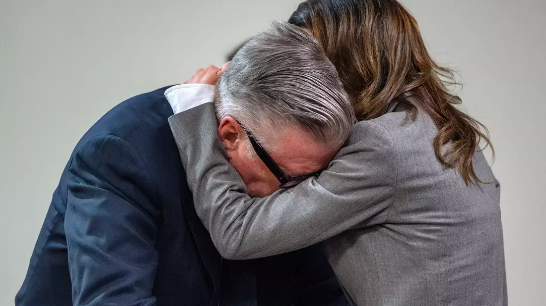 Alec Baldwin und seine Frau fallen sich in die Arme. - Bild: Eddie Moore/The Albuquerque Journal Pool via AP/dpa