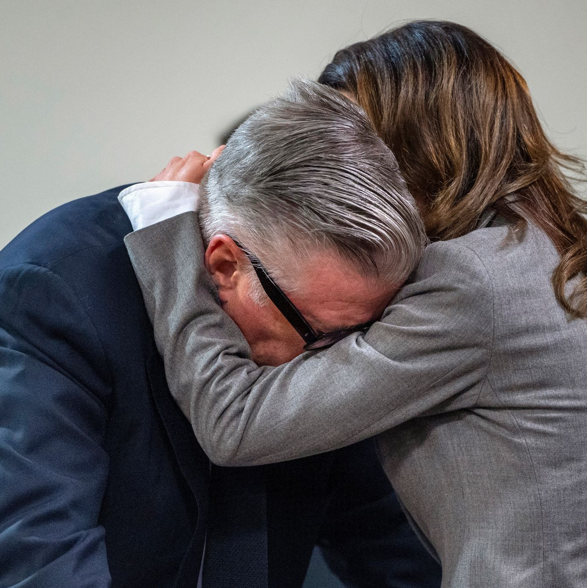 Alec Baldwin und seine Frau fallen sich in die Arme. - Foto: Eddie Moore/The Albuquerque Journal Pool via AP/dpa