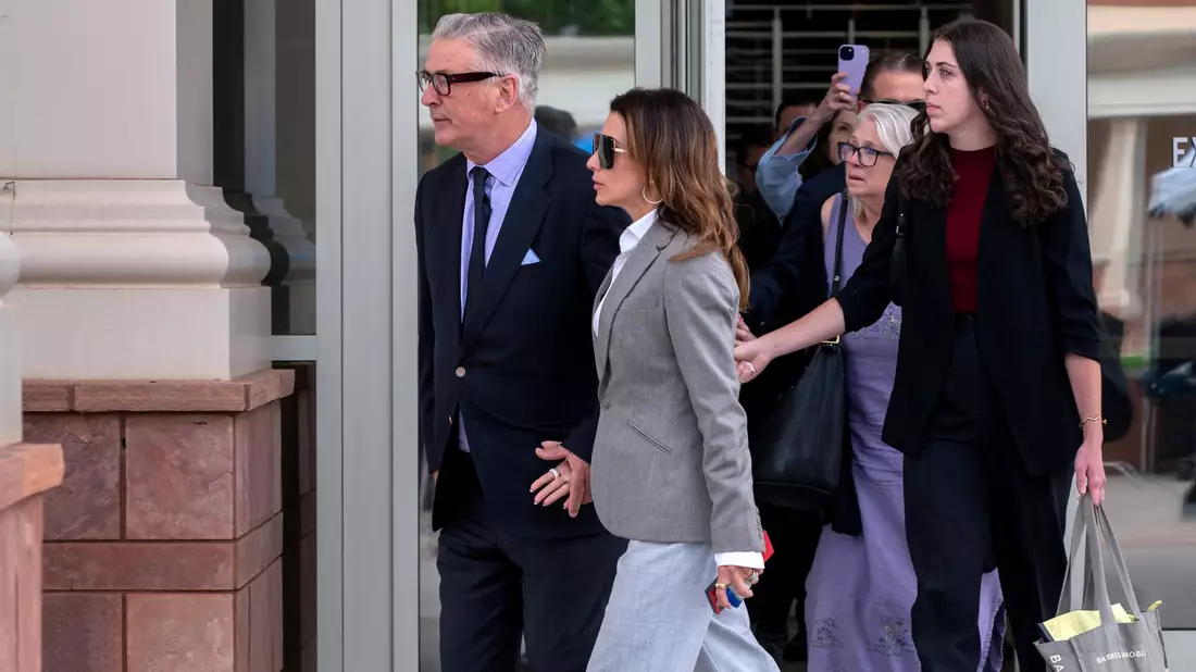 Baldwin verlässt das Gericht als freier Mann. - Bild: Eddie Moore/The Albuquerque Journal via AP/dpa