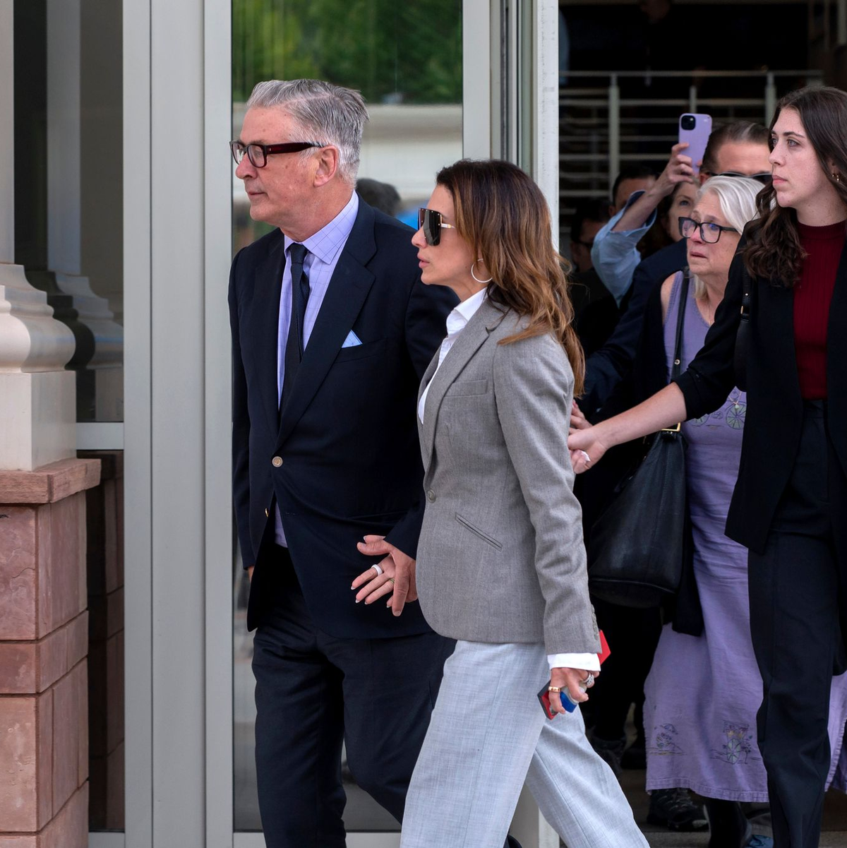 Baldwin verlässt das Gericht als freier Mann. - Foto: Eddie Moore/The Albuquerque Journal via AP/dpa