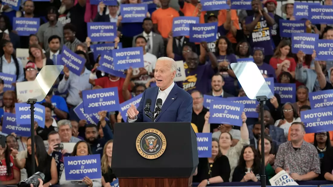 US-Präsident Joe BIden hat sich bei einem Wahlkampfauftritt in Detroit weiterhin keine Selbstzweifel anmerken lassen. - Bild: Carlos Osorio/AP/dpa