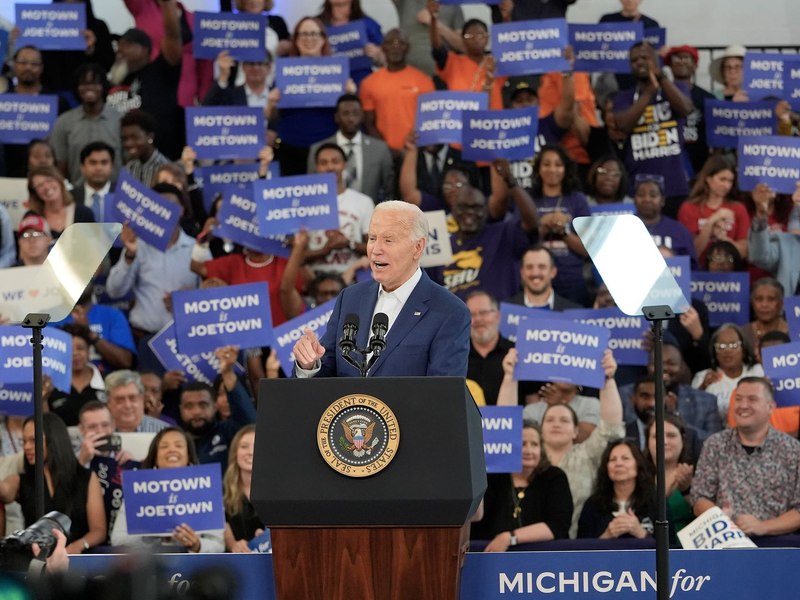 US-Präsident Joe BIden hat sich bei einem Wahlkampfauftritt in Detroit weiterhin keine Selbstzweifel anmerken lassen. - Foto: Carlos Osorio/AP/dpa