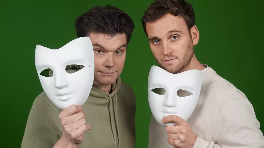 Comedian Lutz van der Horst leidet unter dem Impostor-Syndrom und berichtet in einer Doku mit Leon Windscheid erstmals darüber. - Bild: Kai Metzner/ZDF/dpa