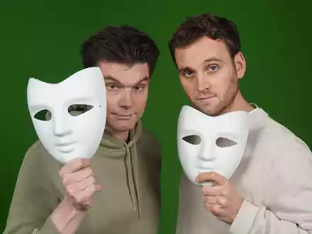 Comedian Lutz van der Horst leidet unter dem Impostor-Syndrom und berichtet in einer Doku mit Leon Windscheid erstmals darüber. - Foto: Kai Metzner/ZDF/dpa