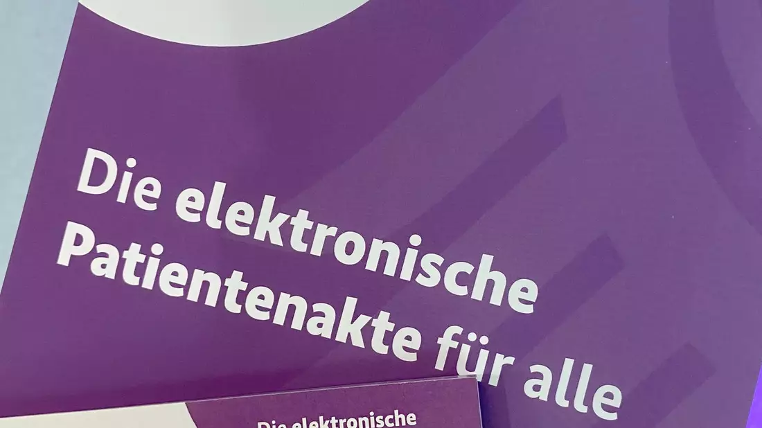 Die E-Akte für gesetzlich Versicherte wurde als wählbares Angebot schon 2021 eingeführt, wird bisher aber kaum genutzt. (Archivbild) - Bild: Sascha Meyer/dpa
