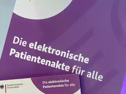Die E-Akte für gesetzlich Versicherte wurde als wählbares Angebot schon 2021 eingeführt, wird bisher aber kaum genutzt. (Archivbild) - Foto: Sascha Meyer/dpa