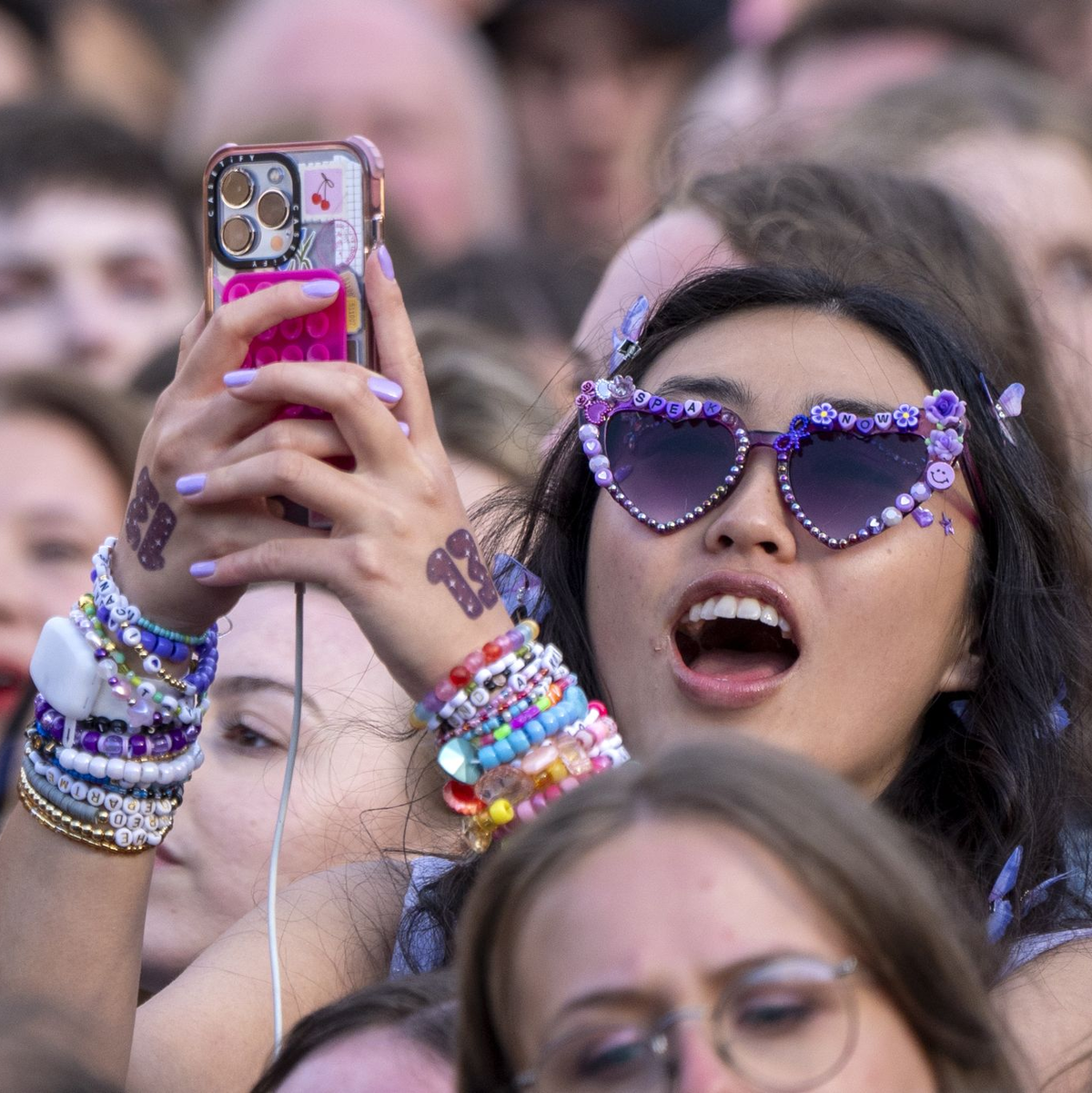 Fans können in der Regel nicht nur alle Songtexte auswendig, sie überlegen sich auch Fan-Gesänge und Choreographien. (Archivfoto) - Foto: Jane Barlow/PA Wire/dpa