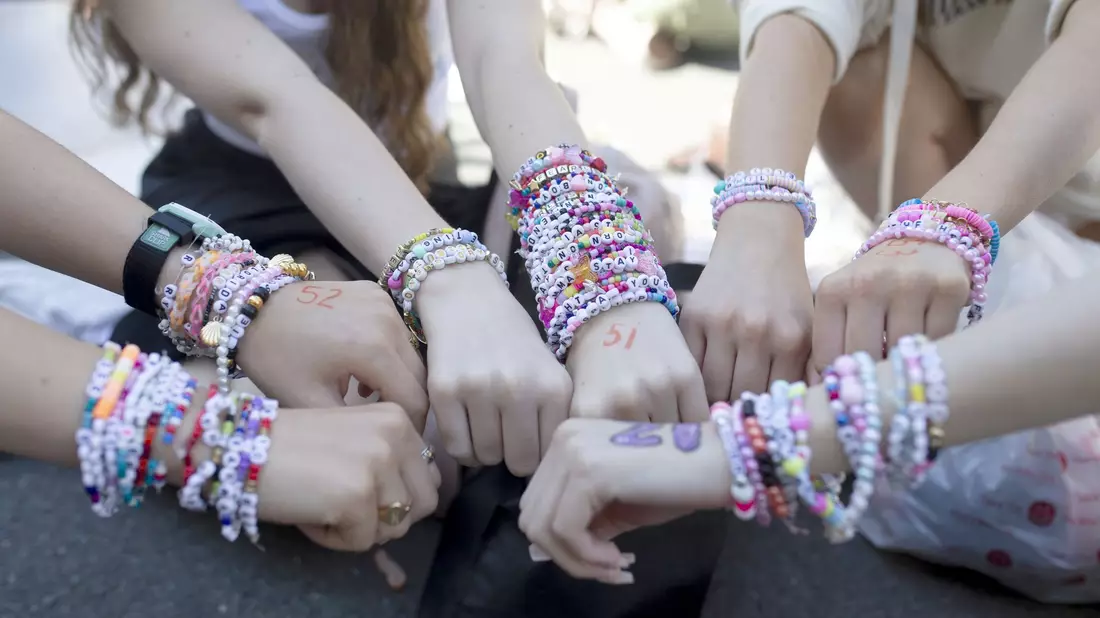 Armbänder sind zum Markenzeichen von «Swifties» geworden. (Archivfoto) - Bild: Charlotte Coney/PA Wire/dpa
