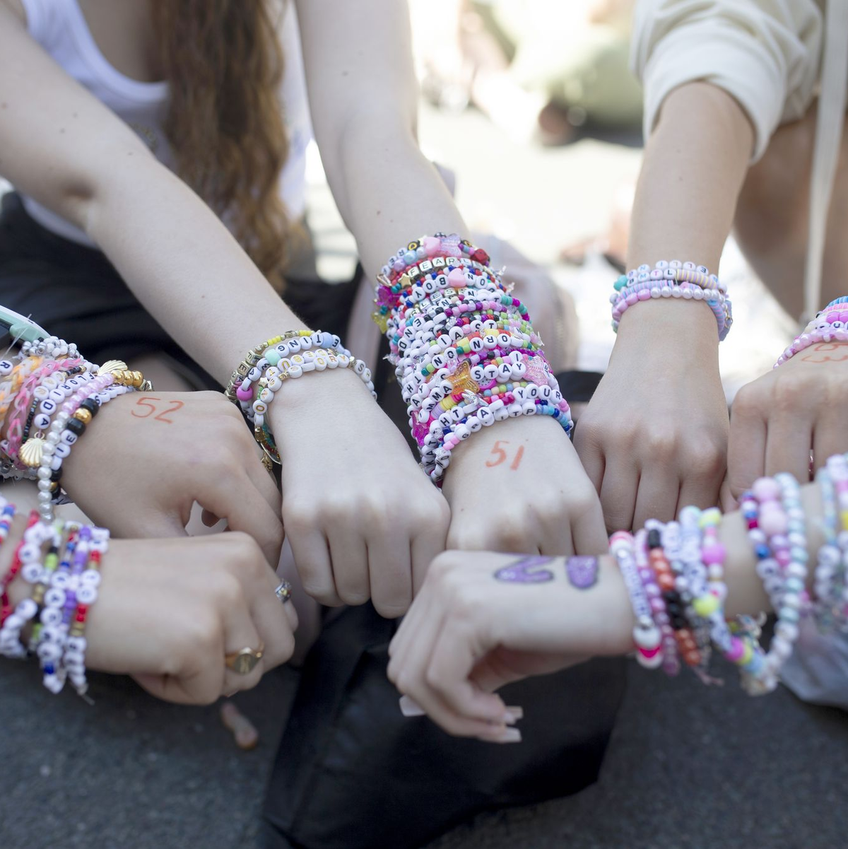Armbänder sind zum Markenzeichen von «Swifties» geworden. (Archivfoto) - Foto: Charlotte Coney/PA Wire/dpa