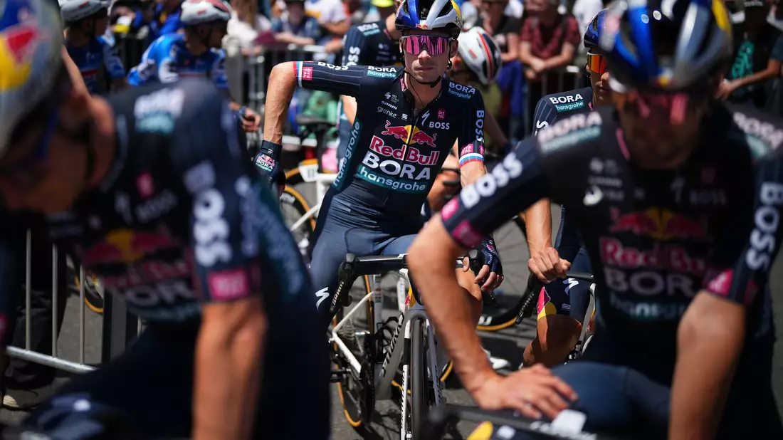 Der Kapitän ist raus: Primoz Roglic (M) musste die Tour verletzt verlassen. - Bild: Daniel Cole/AP/dpa