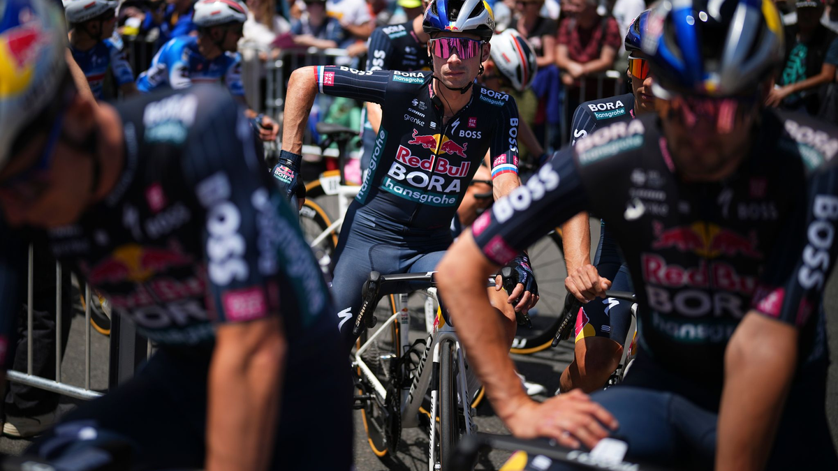 Der Kapitän ist raus: Primoz Roglic (M) musste die Tour verletzt verlassen. - Foto: Daniel Cole/AP/dpa