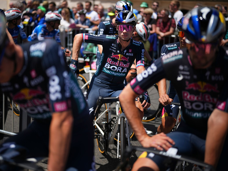 Der Kapitän ist raus: Primoz Roglic (M) musste die Tour verletzt verlassen. - Foto: Daniel Cole/AP/dpa