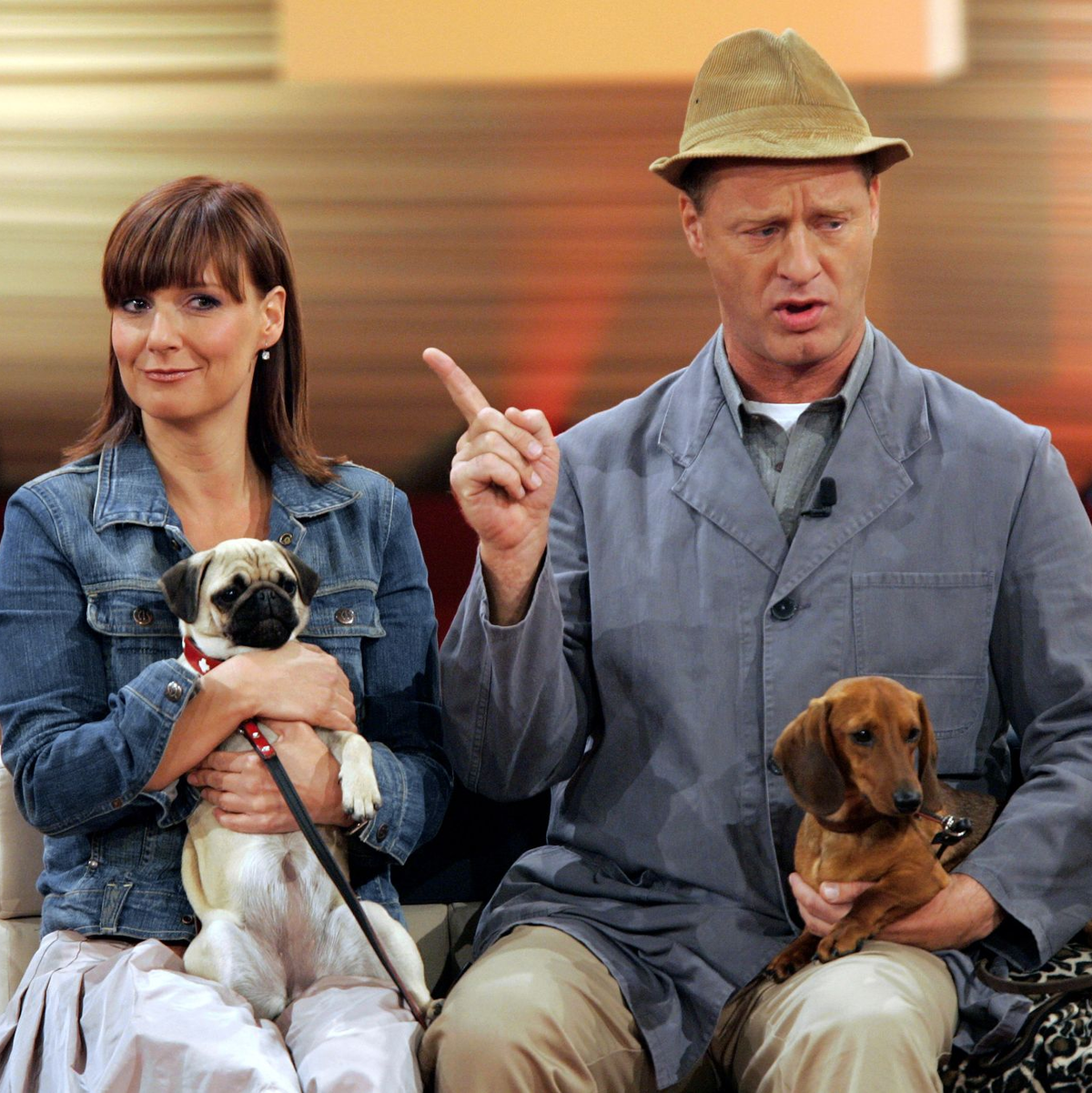 Als »Hausmeister Krause« mit seinem Dackel Bodo war Tom Gerhardt lange im TV zu sehen, hier bei der Show «Der große Haustiertest» zusammen mit Moderatorin Kim Fisher. (Archivbild)  - Foto: Jörg Carstensen/dpa