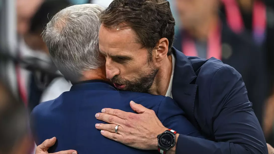 Umarmung mit dem Amtskollegen: Frankreich besiegt England. - Bild: Robert Michael/dpa