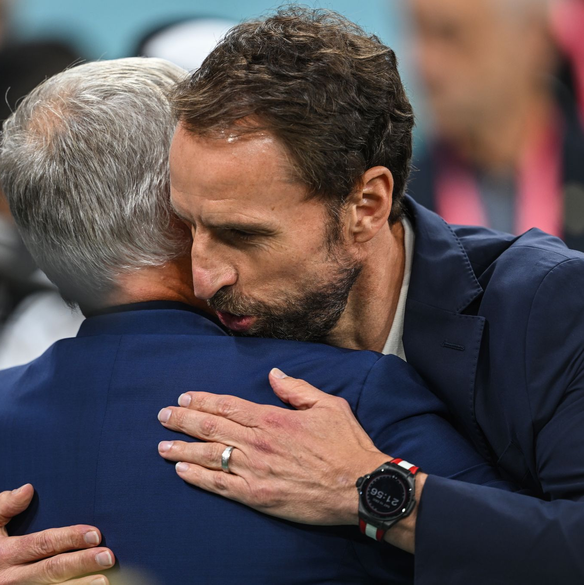 Umarmung mit dem Amtskollegen: Frankreich besiegt England. - Foto: Robert Michael/dpa